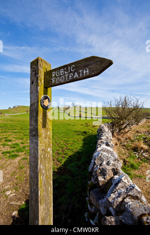 Ein öffentlicher Fußweg Zeichen in der Landschaft in der Nähe von Hartington Derbyshire UK Stockfoto