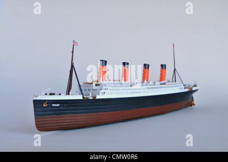 Genaue Replika Kit Modell der Titanic Schiff gegen einen blauen Hintergrund. Stockfoto