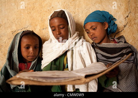 Kinder lesen gemeinsam in Ankober, Äthiopien. Stockfoto