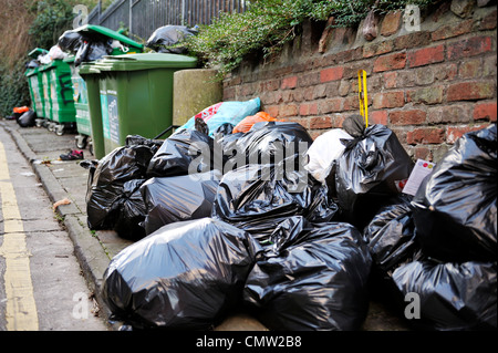 Abfall zur Abholung bereit Stockfoto