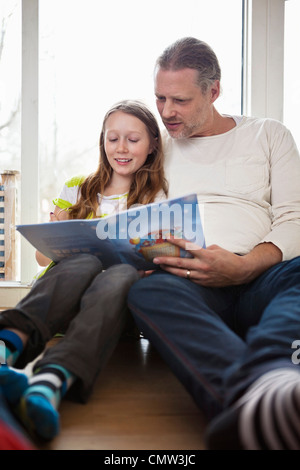 Vater seiner Tochter in Studien zu helfen Stockfoto