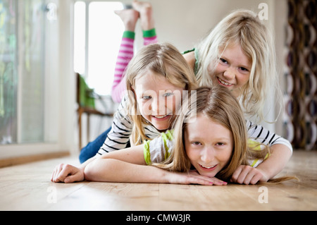 Mädchen spielen zusammen zu Hause Stockfoto