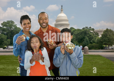 Afroamerikanische Familie Essen Hotdogs im Urlaub Stockfoto