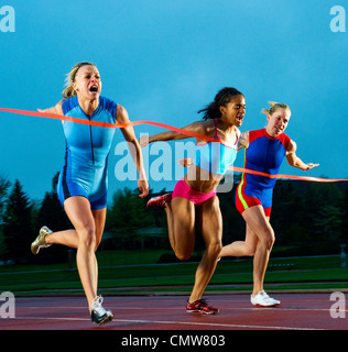 Läufer über die Ziellinie im Rennen Stockfoto