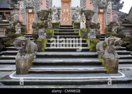 Teil eines balinesischen Tempels in Zentrum von Ubud, Bali, Indonesien Stockfoto