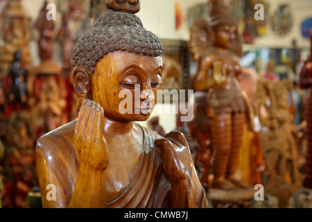 Sri Lanka - traditionelle Holzschnitzerei, Shop mit Souvenirs, Detail der Buddha Statue Stockfoto