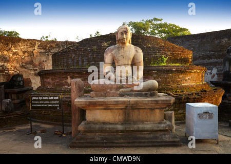 Sri Lanka - Buddhastatue aus Stein im Vatadage-Tempel, Polonnaruwa, antiken Stadtgebiet, UNESCO-Weltkulturerbe Stockfoto