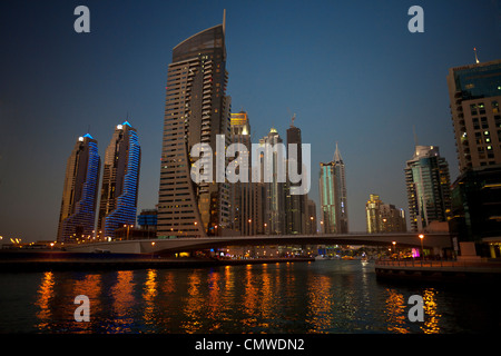 Die Wolkenkratzer des Bereichs "Dubai Marina" bei Nacht (Dubai - Vereinigte Arabische Emirate). Stockfoto