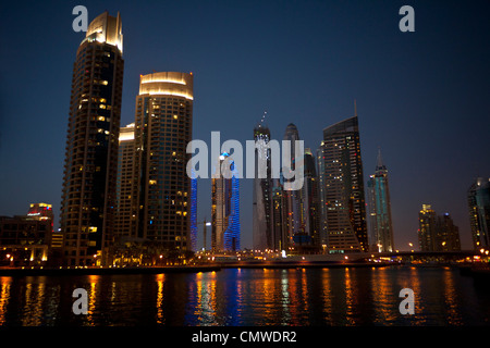 Die Wolkenkratzer des Bereichs "Dubai Marina" bei Nacht (Dubai - Vereinigte Arabische Emirate). Stockfoto