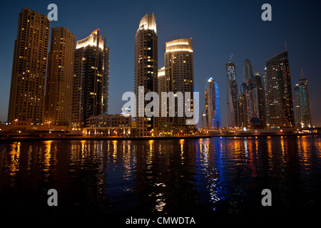 Die Wolkenkratzer des Bereichs "Dubai Marina" bei Nacht (Dubai - Vereinigte Arabische Emirate). Stockfoto