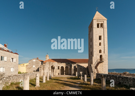 Campanile (Glockenturm) und Ruinen der Basilika des Hl. Johannes (Ivan) der Evangelist, historische Altstadt von Rab, Kroatien Stockfoto