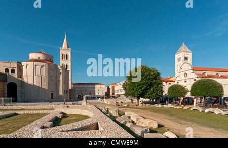 Das Forum Romanum mit St. Donat, Campanile des Doms St. Anastasia, und St. Marien Kirche in Zadar, Dalmatien, Kroatien Stockfoto