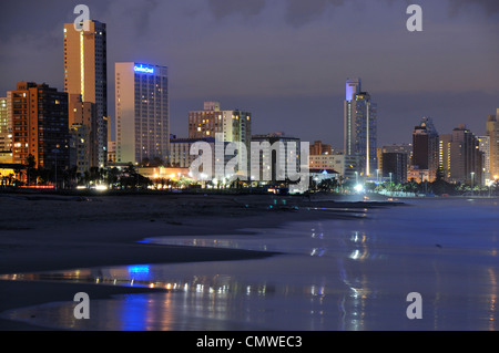 Die Durban am Strand kurz vor der Morgendämmerung. Stockfoto