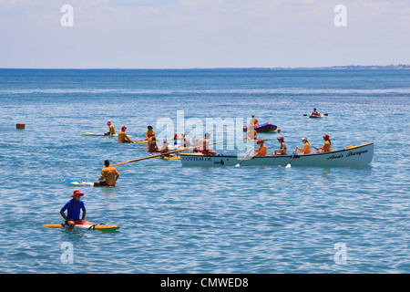 Surf Lifesaving Boot und Surf Rettungsschwimmer / Rettungsschwimmer im Meer am Cottesloe Beach in Perth, Western Australia Stockfoto