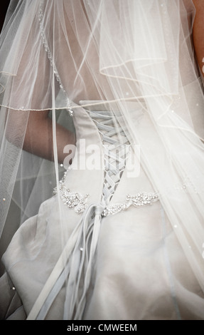 zurück von Hochzeit Kleid Korsett Schnüre mit Schleier Braut Tagescreme weißen Kleid Stockfoto