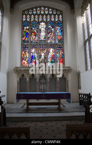 Glasfenster und Altar St. Marien Kirche Stoke von Nayland, Suffolk, England Stockfoto