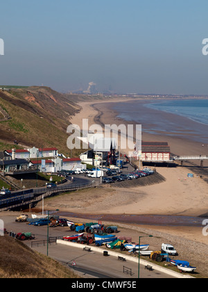 Saltburn durch den Meeresklippen Pier und dem langen Sandstrand von Huntcliff gesehen Stockfoto