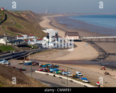 Saltburn durch den Meeresklippen Pier und dem langen Sandstrand von Huntcliff gesehen Stockfoto