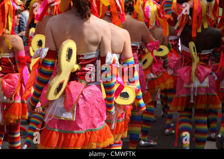 Mitglieder der Westindischen Gemeinschaft führen die jährlichen Notting Hill Carnival, statt auf den Straßen von Notting Hill, London, England Stockfoto