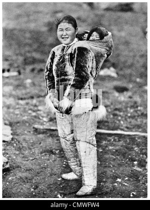 1925-Mutter und Kind in arktischen Kleidung Eskimo bekleidet Stockfoto