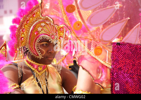 Mitglieder der Westindischen Gemeinschaft führen die jährlichen Notting Hill Carnival, statt auf den Straßen von Notting Hill, London, England Stockfoto