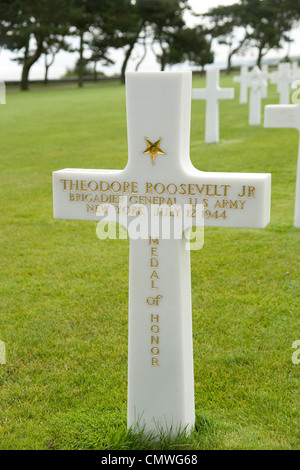 Grab von Theodore Roosevelt an der American National Friedhof und Denkmal über Omaha Strand in St Laurent in der Normandie Stockfoto