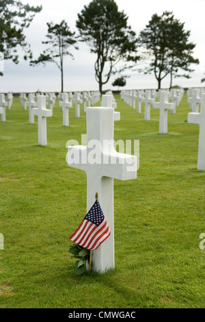 Grab-USA Flagge an der American National Cemetery und Memorial über Omaha Beach in Saint-Laurent in der Normandie Stockfoto