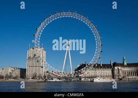 Shell Centre, London Eye & Aquarium auf der Themse, Southbank, London, England, UK Stockfoto