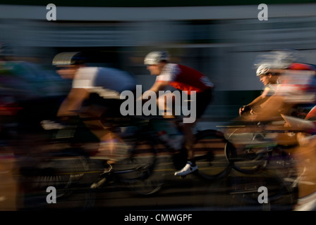 Verschwommenes Bild von Radfahrern, die Beschleunigung durch Simons Town auf der Argus Tour 2012 Stockfoto