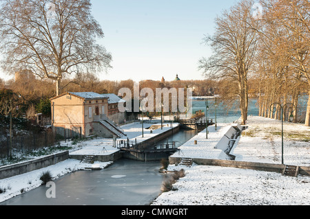 Verbindung zwischen dem Canal du Midi mit der Garonne. Schleusentor von St. Michel. Der Kanal ist komplett einfrieren Stockfoto