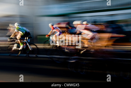 Verschwommenes Bild von Radfahrern, die Beschleunigung durch Simons Town auf der Argus Tour 2012 Stockfoto