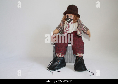 Litte Clown auf einer Box sitzt. Stockfoto