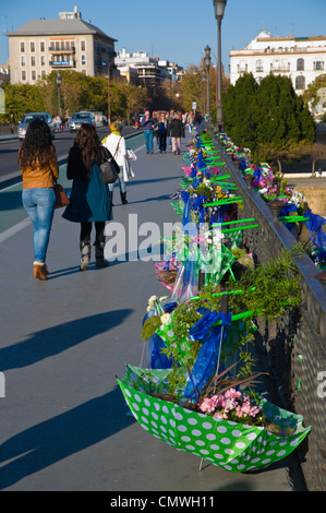 IKEA gesponserten Pflanzen und Blumen auf Puente de Isabel II Triana Brücke Zentrale Sevilla Andalusien Spanien Stockfoto