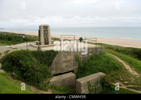 5. Engineer Special Brigade Memorial Erinnerung an die D-Day-Toten am deutschen Bunker WN62 mit Blick auf Omaha Beach in der Normandie Stockfoto