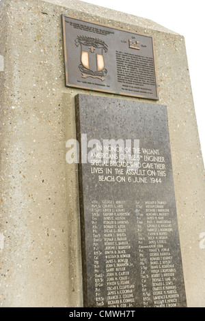 5. Engineer Special Brigade Memorial Erinnerung an die D-Day-Toten am deutschen Bunker WN62 mit Blick auf Omaha Beach in der Normandie Stockfoto