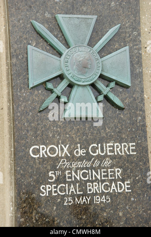 5. Engineer Special Brigade Memorial Erinnerung an die D-Day-Toten am deutschen Bunker WN62 mit Blick auf Omaha Beach in der Normandie Stockfoto