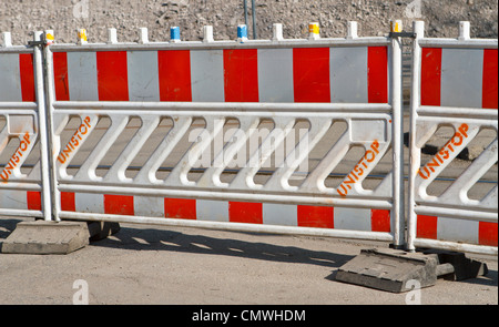 Rot-weiß gestreiften Straße Barriere. Stockfoto