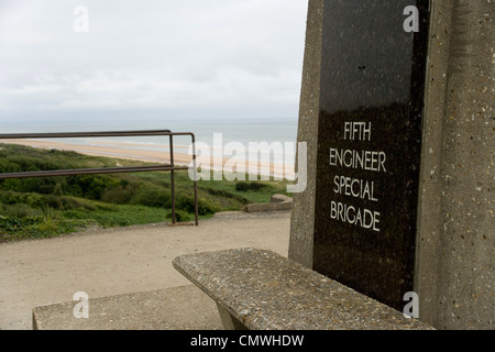 5. Engineer Special Brigade Memorial Erinnerung an die D-Day-Toten am deutschen Bunker WN62 mit Blick auf Omaha Beach in der Normandie Stockfoto