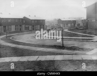 Enville Road, Wolverhampton, 17930. Die neu errichteten Häuser auf Enville Straße. Beachten Sie den ersten Motorwagen. Stockfoto