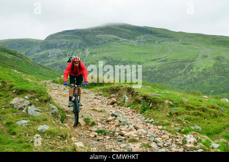 Mountainbiker Abstieg vom Lairigmor (der große Pass) auf dem West Highland Way in der Nähe von Fort William, Schottland Stockfoto