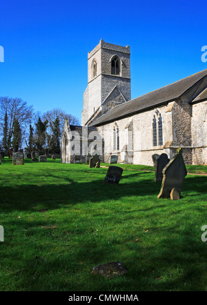 Ein Blick auf das Schiff, Südportal und Turm der Pfarrei Allerheiligen-Kirche bei Fring, Norfolk, England, Vereinigtes Königreich. Stockfoto