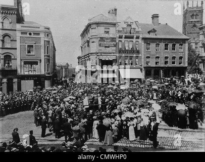 Proklamation von König Edward VII., Queen Square, Wolverhampton, ca. 1901. Eine Versammlung von Menschen in Queen Square was ist Stockfoto