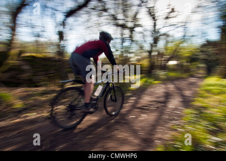 Mountainbiker auf Besetzung Lane, Warton Crag, Lancashire, UK Stockfoto