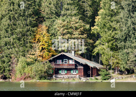Ein Holzhaus im Wald. Stockfoto