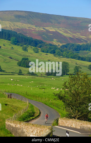 Radfahrer in der Nähe von Burholme Brücke im Hodder Tal in den Wald von Bowland Lancashire Stockfoto