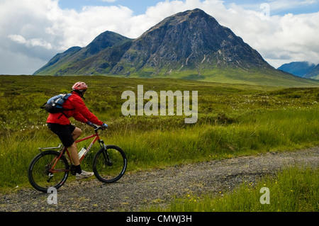 Mountainbiker auf dem West Highland Way Schottland, mit Buachaille Etive Mor hinter Stockfoto