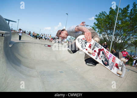 Skateboarder durchführen Trick im Skatepark. Cairns, Queensland, Australien Stockfoto