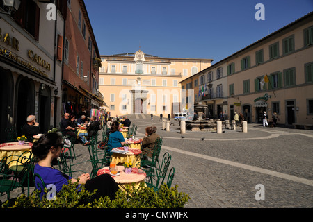 Italien, Latium, Castel Gandolfo, Piazza della Libertà, Café und Papstpalast Stockfoto