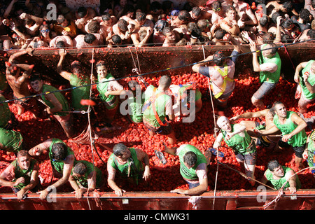 Mit Einem Lkw Dekotomaten In Menschenmenge Auf Tomatina Festival Stockfoto  und mehr Bilder von Tomatina Valencia - iStock