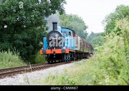 Dampflok zieht einen Personenzug auf der Midland Railway Centre Butterley Stockfoto